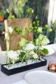 Luftig moderne Hochzeits-/Event-Tischdeko für lange Tafel (Grün, Weiß, Rose, Calla, Freesie, Lisianthus)