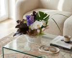Saubere, moderne Blumenschale mit Tulpen, Hyazinthen, Orchideen und besonderen Blättern - original product photo with AI background
