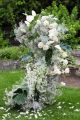 Moderner Blumentor mit weißen Blüten, Orchidee, Hängelilie, Schleierkraut, Rose (Budapest)