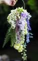 Modern krizi csokor virágfüzérekkel (krizi, delphinium, orchidea, levendula lila, krém)