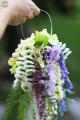Modern krizi csokor virágfüzérekkel (krizi, delphinium, orchidea, levendula lila, krém)