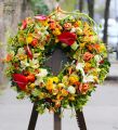 Moderner exklusiver Kranz in flammenden Farben (118 Stiele, 90cm)
