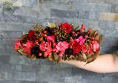 Modern legyező alakú menyasszonyi csokor izzó őszi színekben (scabiosa, rózsa, szimpla szirmű szegfű, bogyók, magnólia )