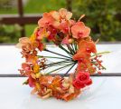 Moderner Brautstrauß, in Ringform, mit Orchideen (Phalaenopsis, Cymbidium, Freesie, Santini, Sprührose, Orange)