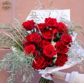 Moderner, rustikaler Strauß roter Rosen mit zurückgebogenen Blütenblättern (15 Blüten)