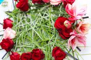 Moderne Rote Rosen Strauß mit Amaryllis, im Grasstraußbasis