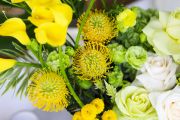 Nagy esküvői rendezvény asztaldísz, vagy térdísz, félhold alakú (sárga, kála, rózsa, leucospermum, liziantusz, angol rózsa)