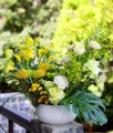 Nagy esküvői rendezvény asztaldísz, vagy térdísz, félhold alakú (sárga, kála, rózsa, leucospermum, liziantusz, angol rózsa)