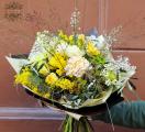 Großer luftiger Strauß mit Mimosen, Tulpen, Rosen, Orchidee (31 Stiele)
