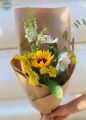 Sommerstrauß mit Sonnenblume und Wiesenblumen