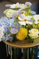 Moderne Tischgesteck mit Sommerblumen (Crowne Plaza Budapest)