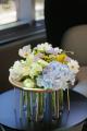 Moderne Tischgesteck mit Sommerblumen (Crowne Plaza Budapest)