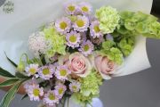 Sommerlicher grün-rosa Strauß mit Nelken, Santini, Rosen und kleinen Blüten (12 Stiele)