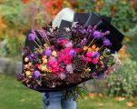 Riesiger Halloween-Strauß mit niedlichen Fledermäusen