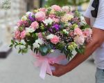 Óriás virágdoboz rózsazsín rózsával, liziantusszal, apró virágokkal (55 szál)