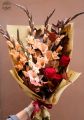 Herbstlicher Strauß roter Rosen mit Mokka-Gladiolen