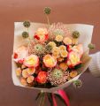 Pastellfarbener Herbstrosenstrauß mit Nadelkissen-Protea und Kugel-Skabiosa (20 Stiele)