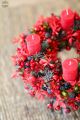 Roter Adventskranz auf Beinen mit hängendem Weihnachtsbaumschmuck (35 cm)