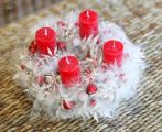 Flauschiger Adventskranz mit roten Kerzen (30 cm)