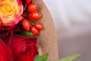 Romantischer Herbstrosenstrauß mit Hagebutten (24 Stiele)