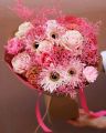 Rustikaler rosafarbener Strauß mit Rosen und Gerbera (19 Stiele)