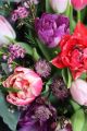 Színes tulipánok izzó színekben, apró virágokkal (19 szál)