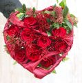 Herzstrauß mit 9 roten Rosen, rote seidige Straußbasis