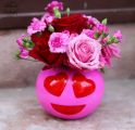 Szív szemű smiley váza vörös - pink rózsákkal