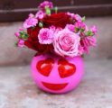 Szív szemű smiley váza vörös - pink rózsákkal