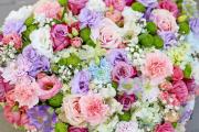 Herzteller aus bunten Blumen