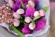 Frühlings-Tulpenstrauß  (13 Stiele + kleine Blüten)