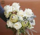 Winterlicher Brautstrauß mit weißen, seidigen Proteen und Rosen