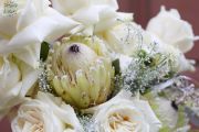 Winterlicher Brautstrauß mit weißen, seidigen Proteen und Rosen