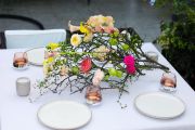 Természetközeli rusztikus esküvői asztaldísz nyárias színekkel (színes, orchidea, kála, angol rózsa, liziantusz)