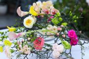 Természetközeli rusztikus esküvői asztaldísz nyárias színekkel (színes, orchidea, kála, angol rózsa, liziantusz)