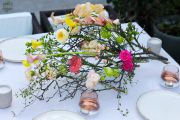 Természetközeli rusztikus esküvői asztaldísz nyárias színekkel (színes, orchidea, kála, angol rózsa, liziantusz)