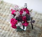 Glass cube with pink sprayroses, skimmias