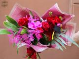 Abschlussstrauß aus roten Rosen und Orchideen für ein Mädchen