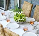 Zöld esküvői, rendezvény asztaldísz ernyőpáfránnyal (bokros rózsa, liziantusz, ornithogalum, kála, szegfű)