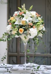 Virágküldés Budapest - Esküvői magas asztaldísz Gerbeaud ház átrium terem (hortenzia, rózsa, liziantusz, liliom, fehér, rózsaszín, barack ) 