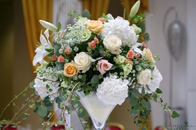 Virágküldés Budapest - Esküvői magas asztaldísz, Gerbeaud ház átrium terem (hortenzia, rózsa,  liziantusz, liliom, fehér, rózsaszín, barack ) 