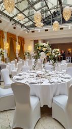 Virágküldés Budapest - Esküvői magas asztaldísz 1db, Gerbeaud ház átrium terem (hortenzia, rózsa, bokros rózsa, liziantusz, liliom, astrantia, fehér, rózsaszín, barack )