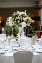 Virágküldés Budapest - Esküvői magas asztaldísz Gerbeaud ház átrium terem (hortenzia, rózsa,  liziantusz, liliom,  fehér, rózsaszín, barack ) 