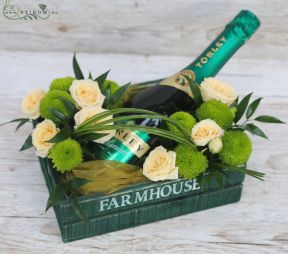 flower delivery Budapest - Crate with champagne and spray roses