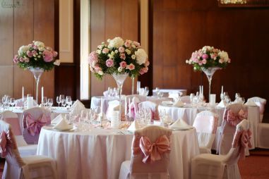 Virágküldés Budapest - Esküvői magas asztaldísz 1db, Gellért Hotel Budapest (hortenizia, rózsa, peónia, liziantusz , angol rózsa, rózsaszín, fehér)