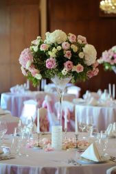 Virágküldés Budapest - Esküvői magas asztaldísz, Gellért Hotel Budapest (hortenizia, rózsa, peónia, liziantusz , angol rózsa, rózsaszín, fehér)