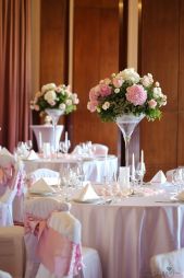 Virágküldés Budapest - Esküvői magas asztaldísz 1db, Gellért Hotel Budapest (hortenizia, rózsa, peónia, liziantusz , angol rózsa, rózsaszín, fehér)