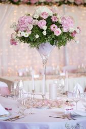 Virágküldés Budapest - Esküvői magas asztaldísz, Gellért Hotel Budapest (hortenizia, rózsa, peónia, liziantusz , angol rózsa, rózsaszín, fehér)
