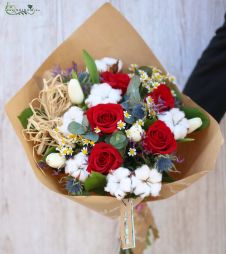 Blumenlieferung nach Budapest - Rustikaler Rotrose-Blumenstrauß mit Baumwollblumen, Tulpen, Wiesenblumen