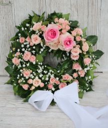 flower delivery Budapest - small wreath with roses, spay roses, babysbreathe (40cm) (roses, spay roses, babysbreathe, pink)